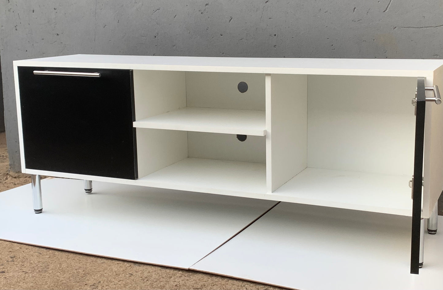 Tv stand 1,400m long