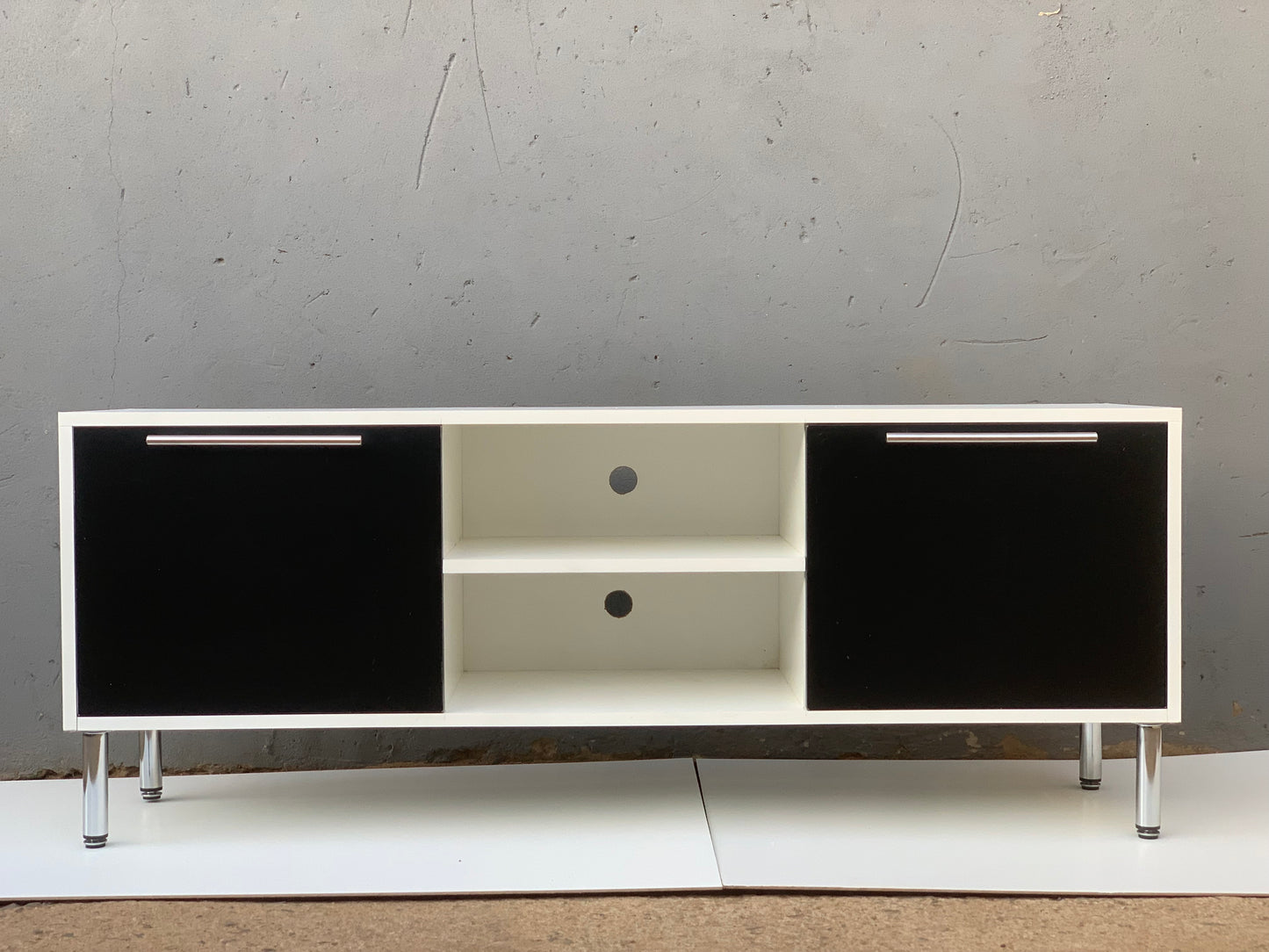 Tv stand 1,400m long